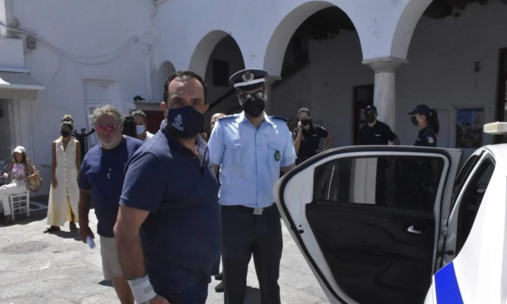 Πέρασαν χειροπέδες στον δήμαρχο Μυκόνου Κωνσταντίνο Κουκά